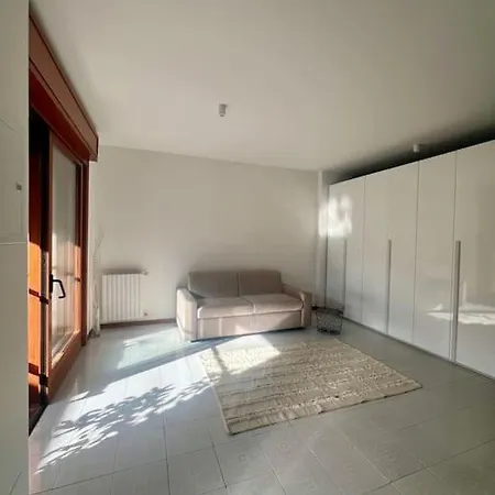 Open Space Flat Close To Metro Mm3 Apartment